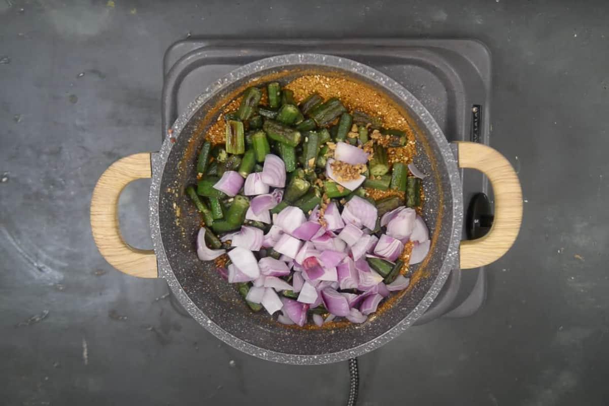 Gombo croccante alla farina di ceci 10 Bhindi fritta, cipolla e zenzero aggiunti nella padella.