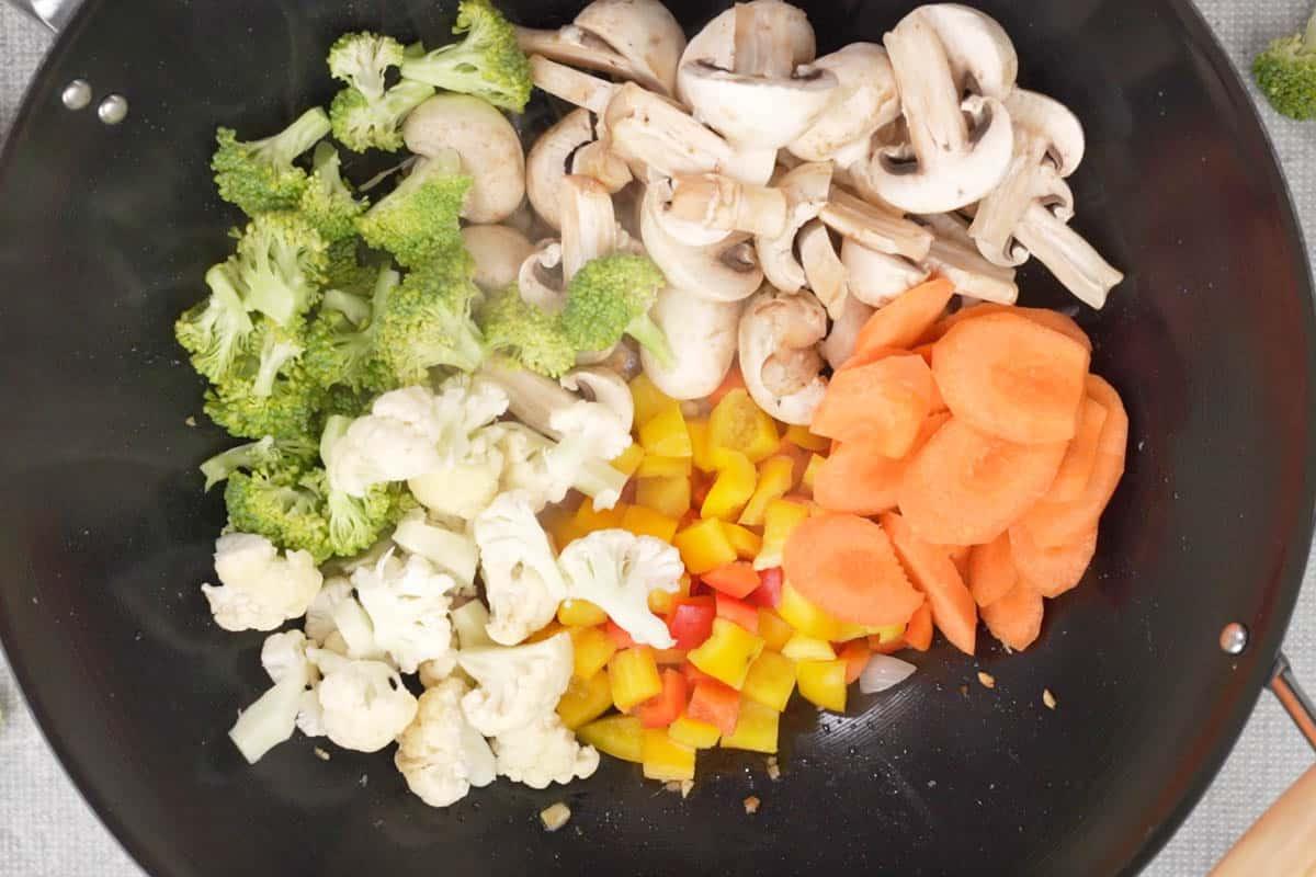 Verdure aggiunte alla padella.