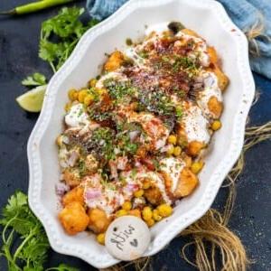 Dai un tocco interessante alla tua solita chaat con questa ricetta di Tater Tot Chaat. È una ricetta croccante e cremosa dove i tater tots fritti croccanti sono guarniti con altri ingredienti usuali della chaat. Ecco come prepararla.