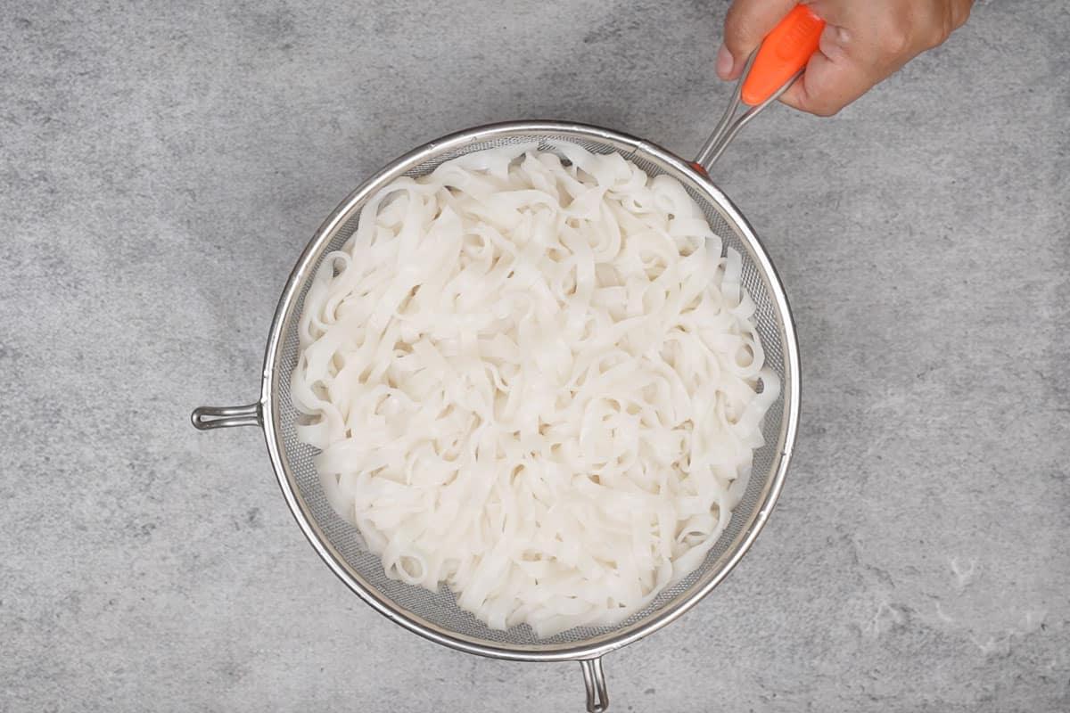 Instant Pot Pad Thai Vegetariano 10 Noodles scolati.