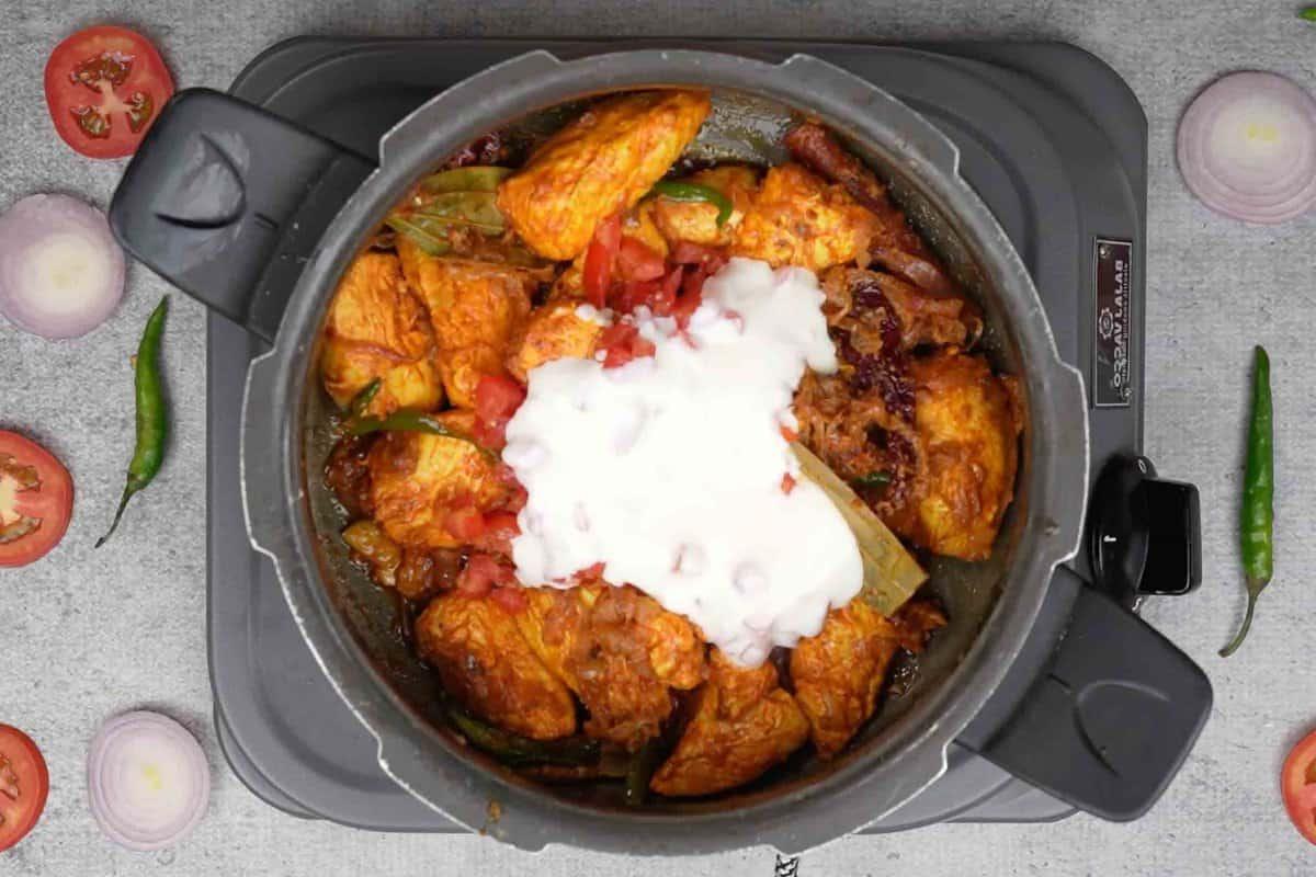 Curry di Pollo Disossato (Stile Indiano Settentrionale) 11 Pomodori e yogurt aggiunti al curry.