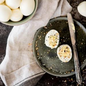 Instant Pot: Uova Sode Perfette 10 instant pot hard boiled eggs in a bowl with a sliced egg on a plate seasoned with everything seasoning