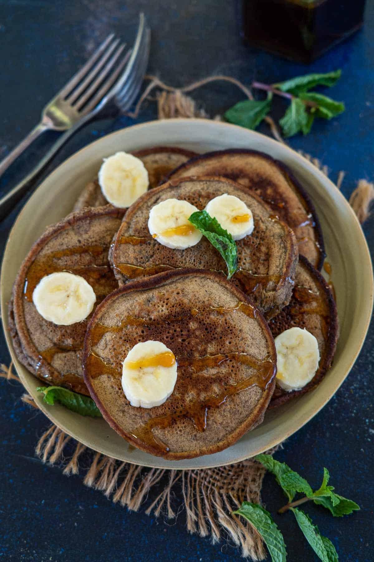 Pancakes di Ragi e Banana 2 Pancake di ragi e banana servito su un piatto.