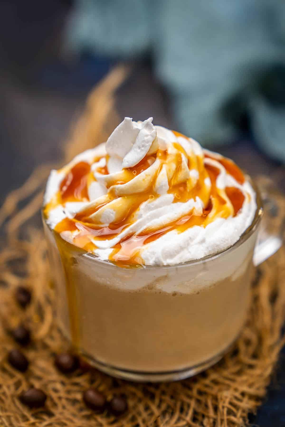 Latte macchiato caldo al caramello servito in una tazza.
