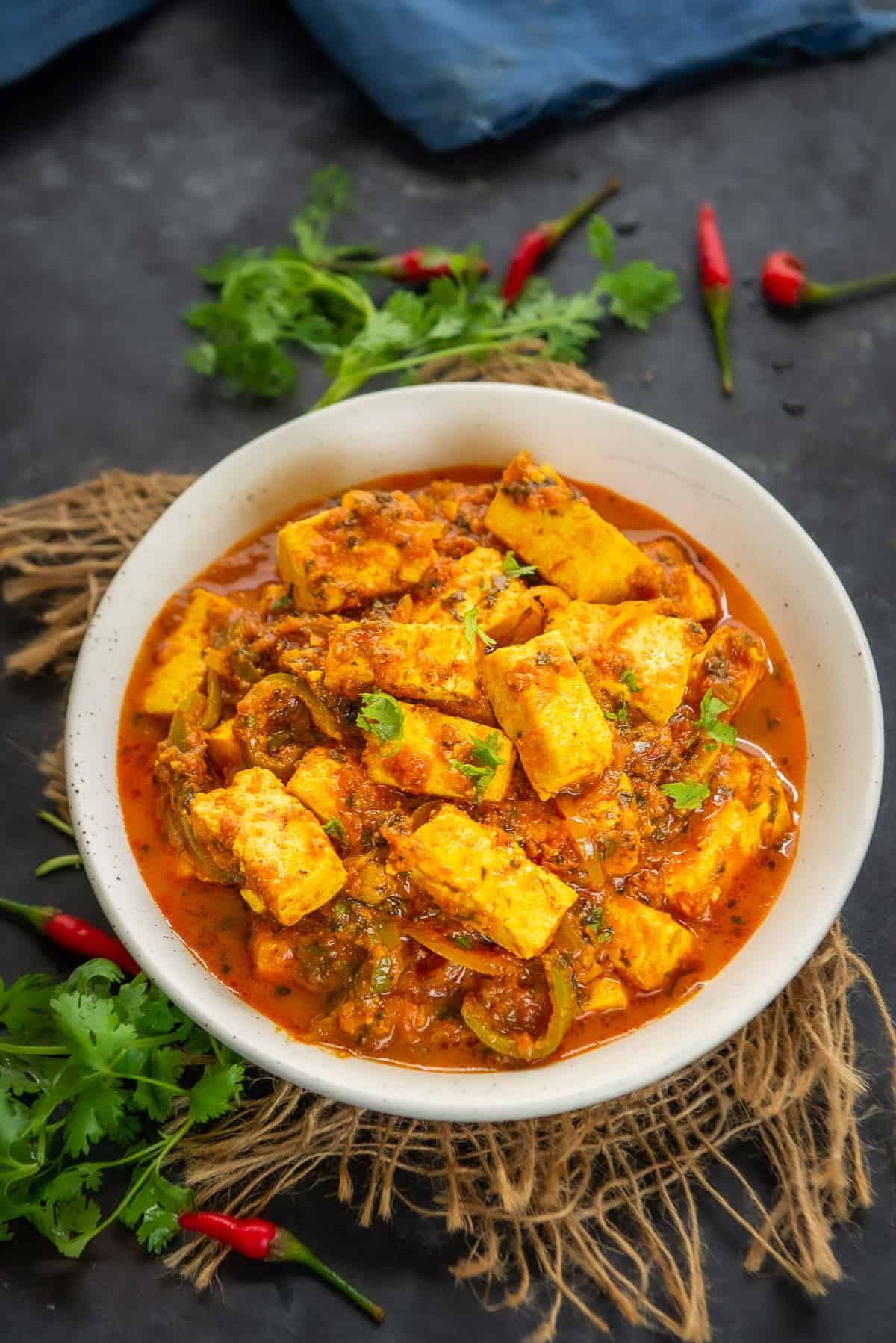 Paneer Jalfrezi 2 Paneer Jalfrezi servito in una ciotola, un piatto indiano speziato con formaggio paneer e verdure.