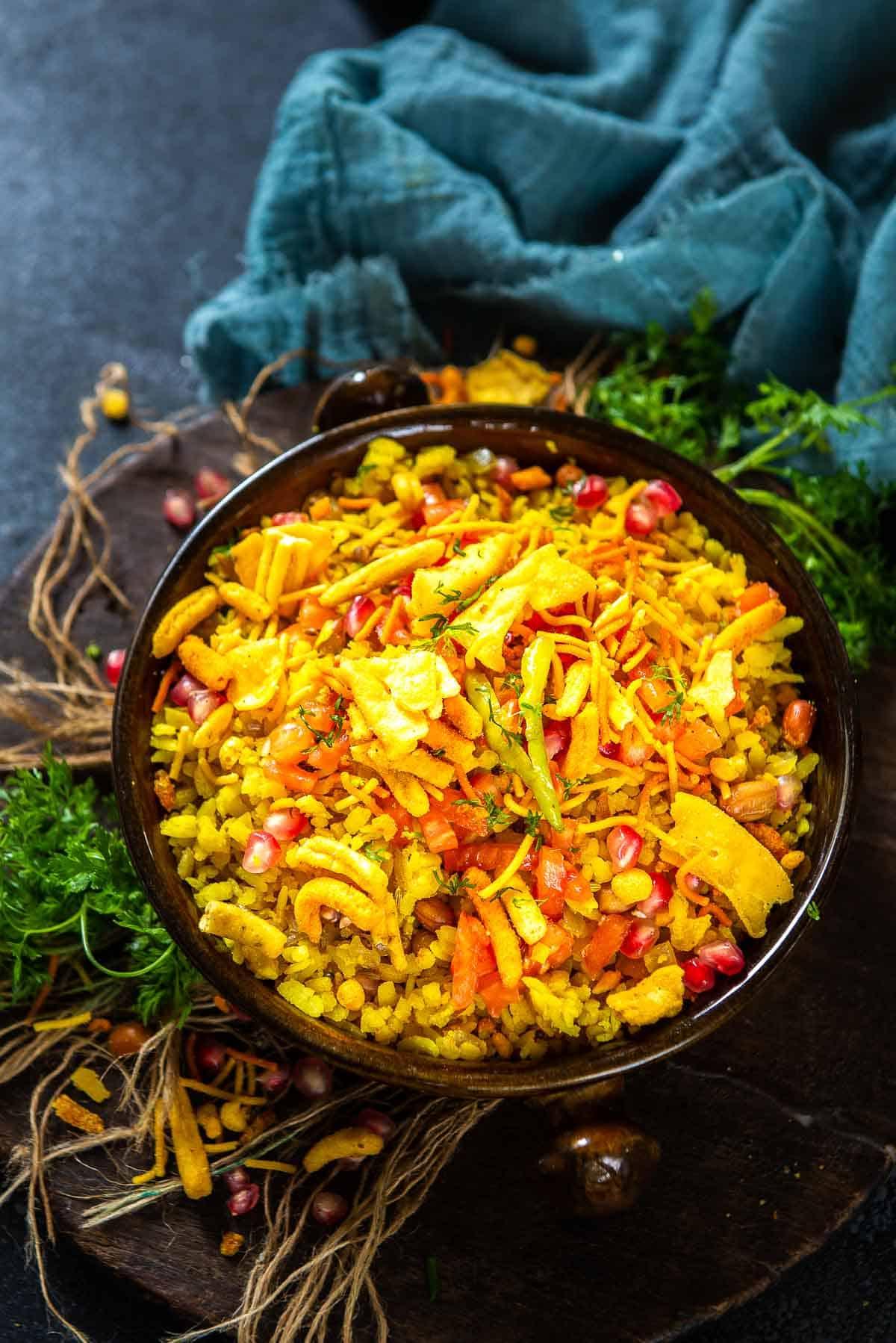 Poha indorese 2 Indori poha servito in una ciotola con guarnizioni.