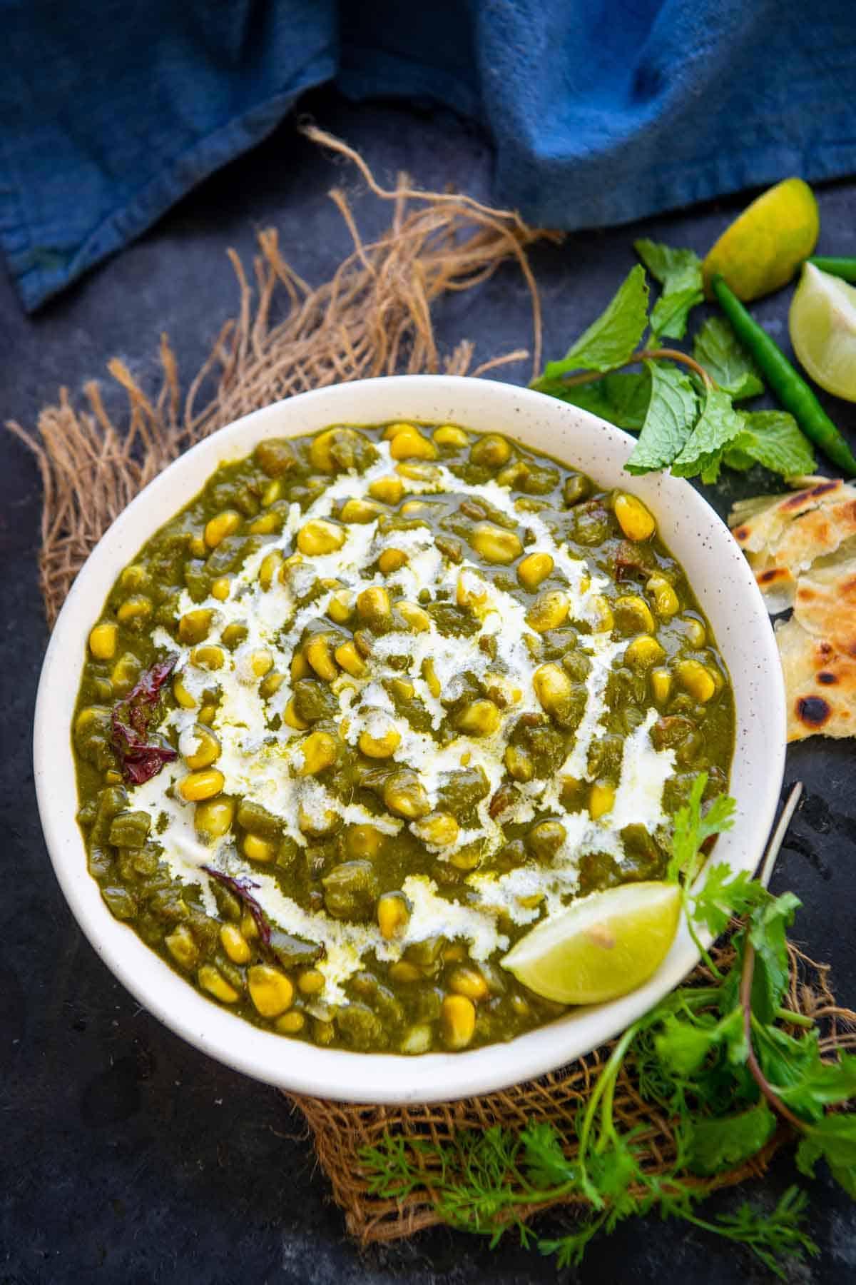 Curry di Spinaci e Mais 2 Palak corn servito in una ciotola.