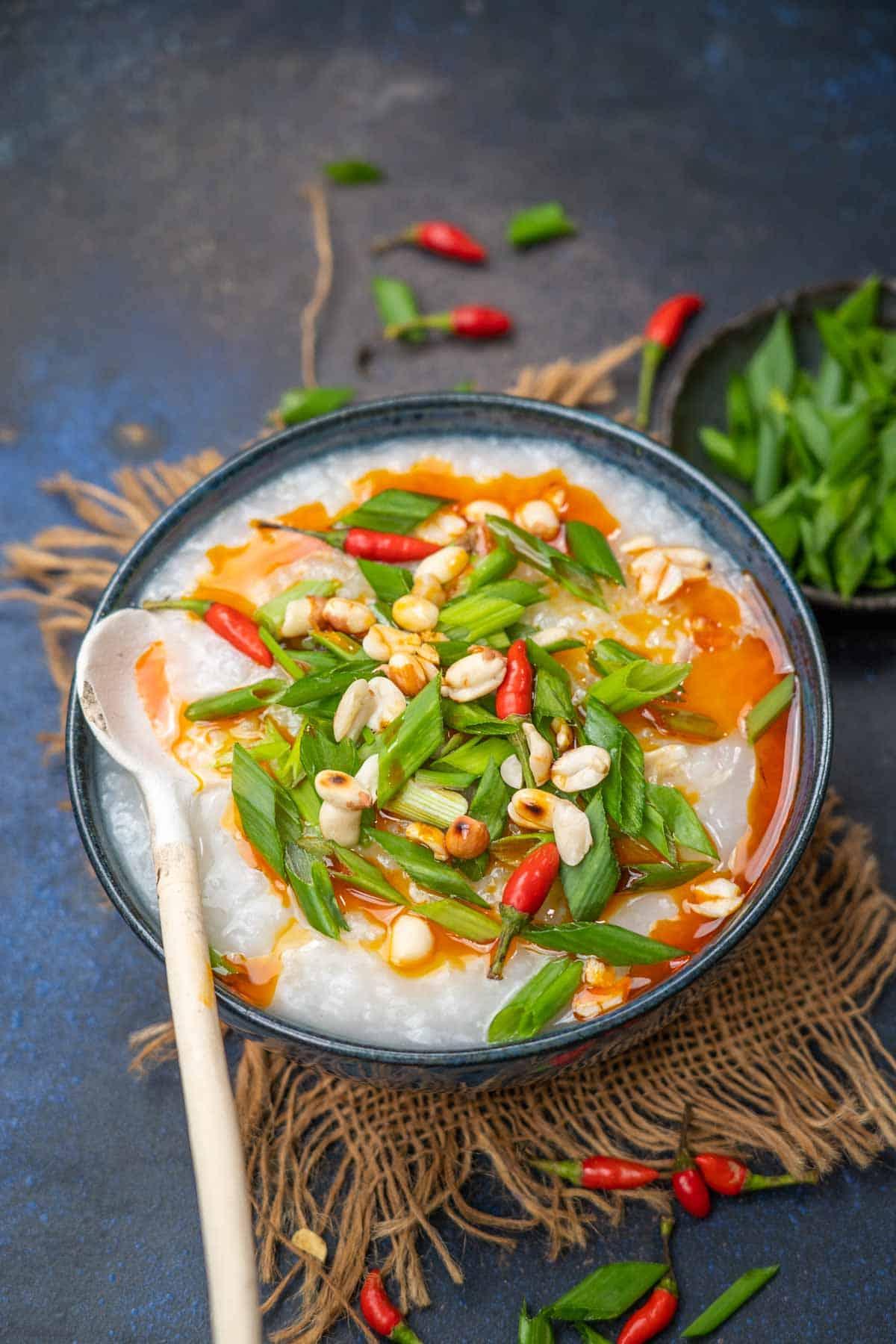 Una ciotola di congee di pollo Instant Pot servito e pronto per essere gustato.