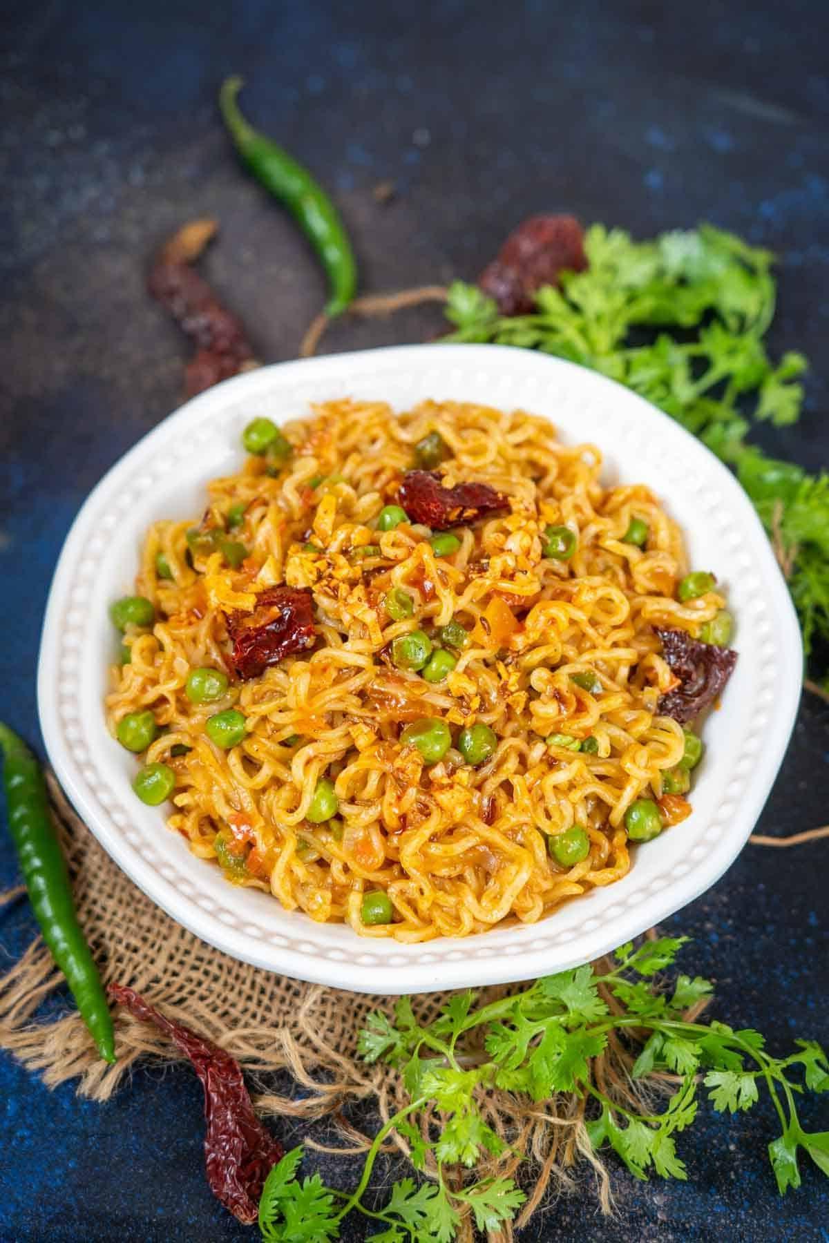 Maggi Tadka Formaggiosa 2 Cheesy tadka maggi servito in una ciotola, pronto per essere gustato.