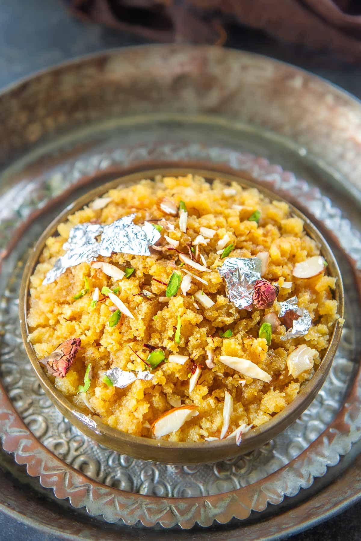 Halwa di Moong Dal 2 Moong Dal Halwa servito in una ciotola, guarnito con mandorle e pistacchi tritati.