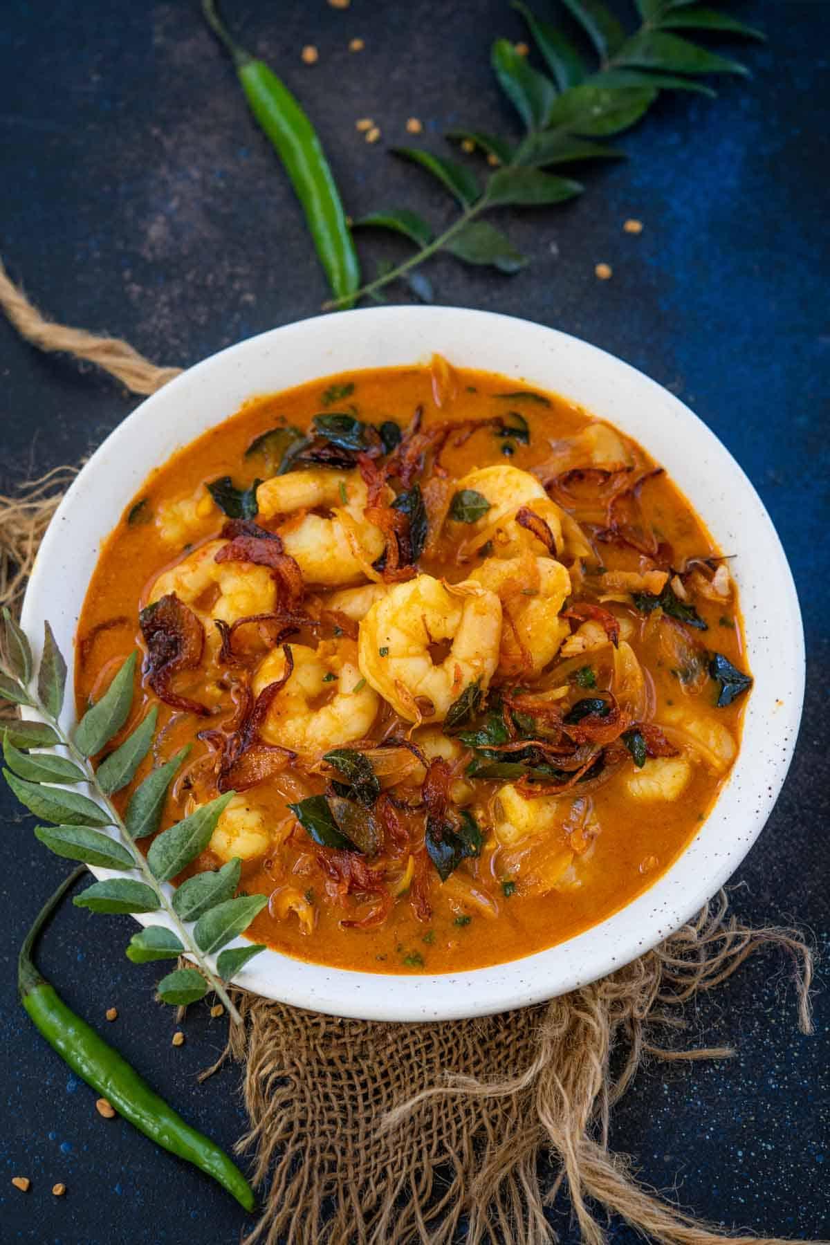 Una ciotola di curry di gamberi alla Kerala servita e pronta da gustare.