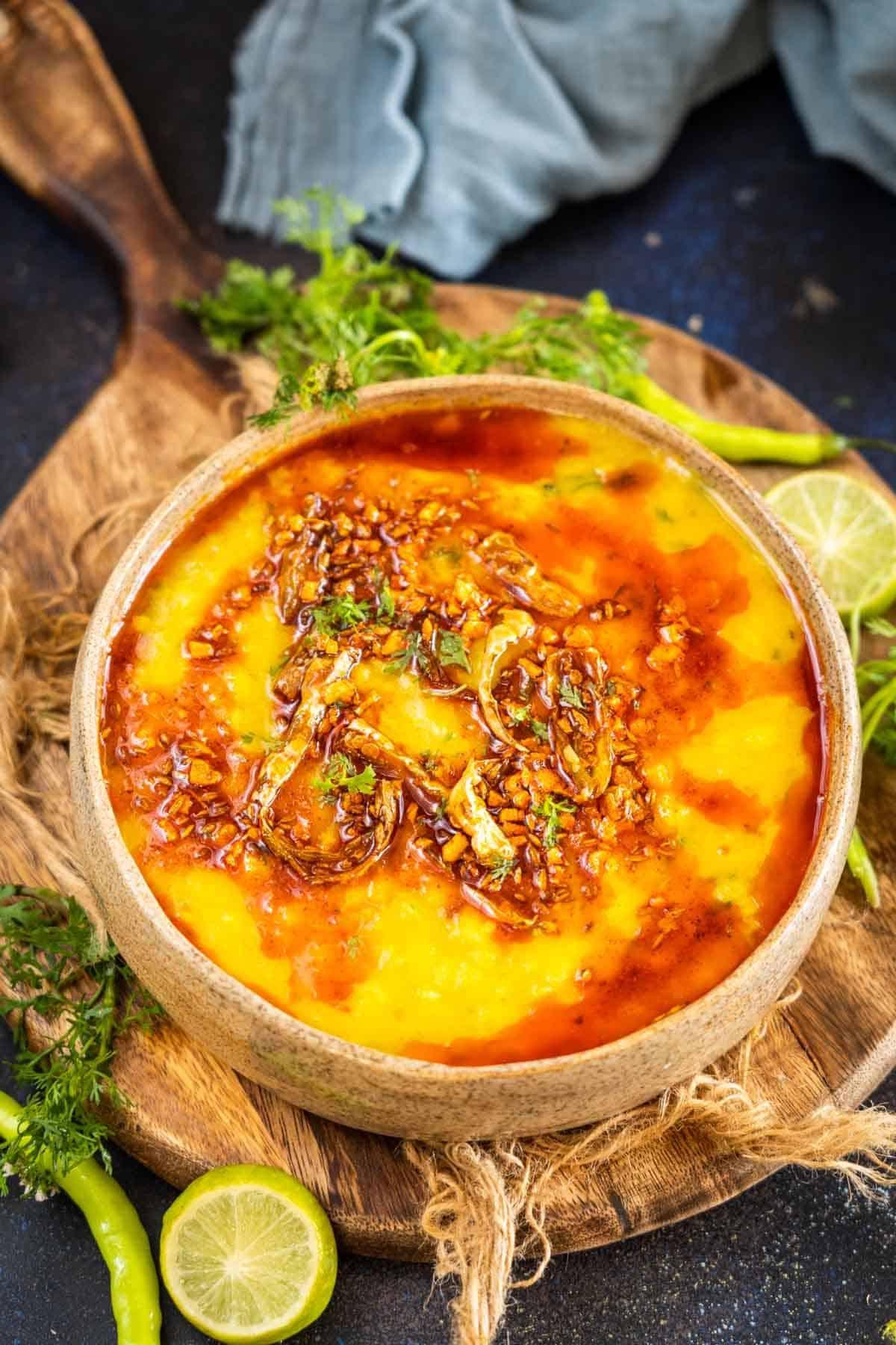 Malwa Dal 2 Una ciotola di Malwa Dal appena servito, decorato con coriandolo fresco.