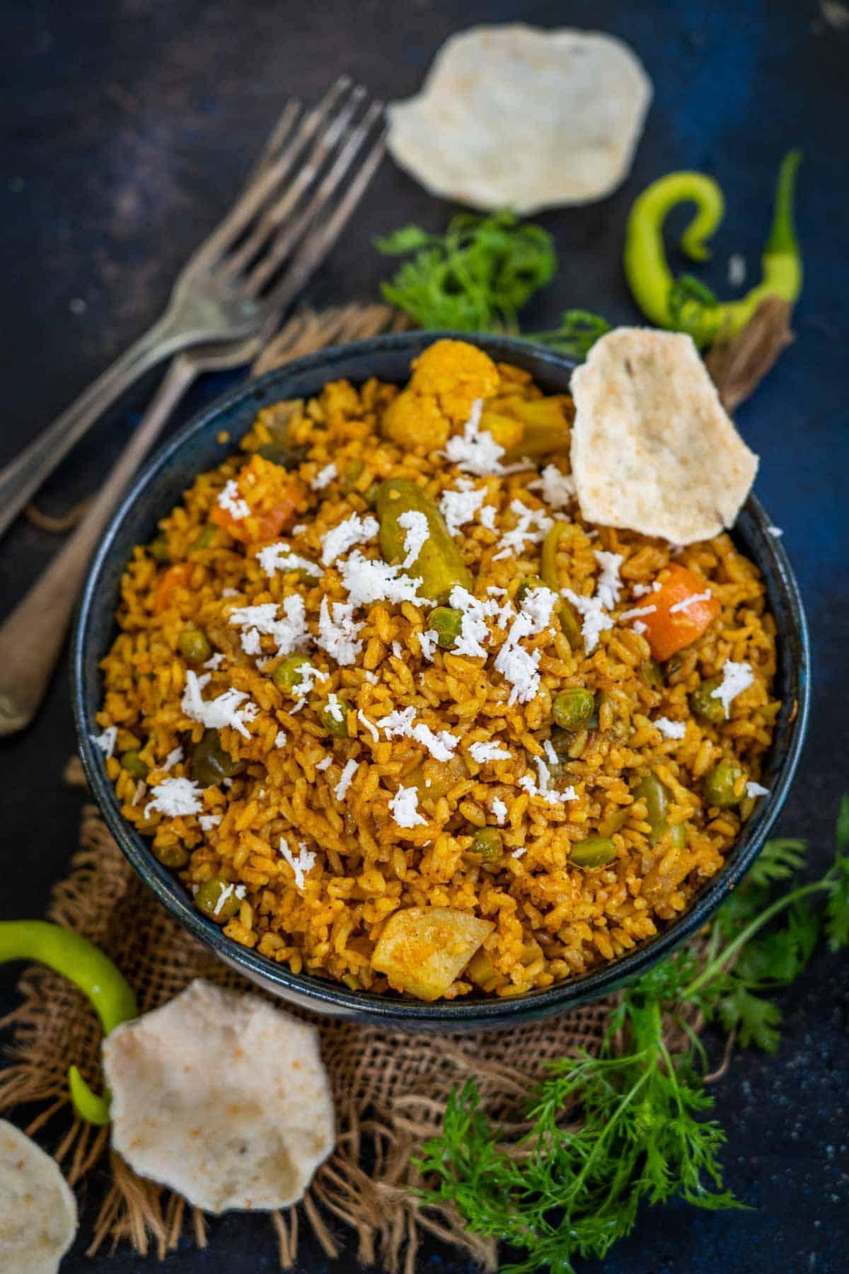 Riso Speziato Maharashtriano 2 Una ciotola di Masale Bhat Maharashtriano fumante e saporito.