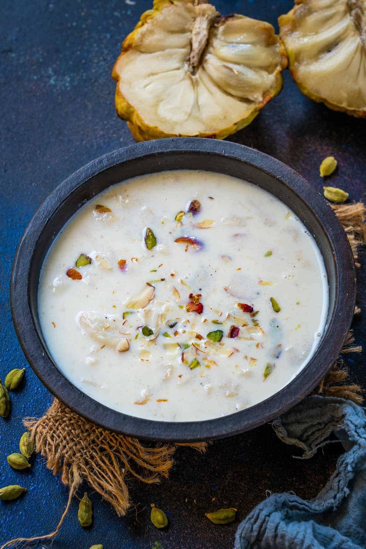 Basundi all'Annona 2 Sitaphal basundi servito in una ciotola, guarnito con frutta secca.
