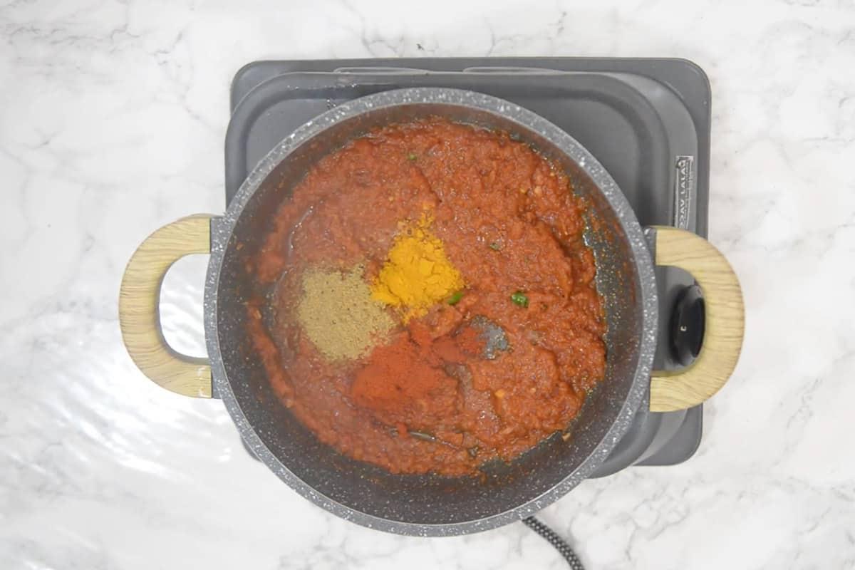 Paneer Jalfrezi 11 Coriandolo in polvere, curcuma in polvere e peperoncino rosso in polvere aggiunti nella padella, per la cottura del masala.