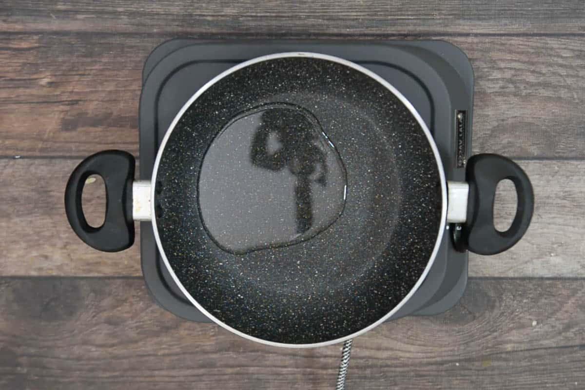 Olio che si riscalda in una padella.