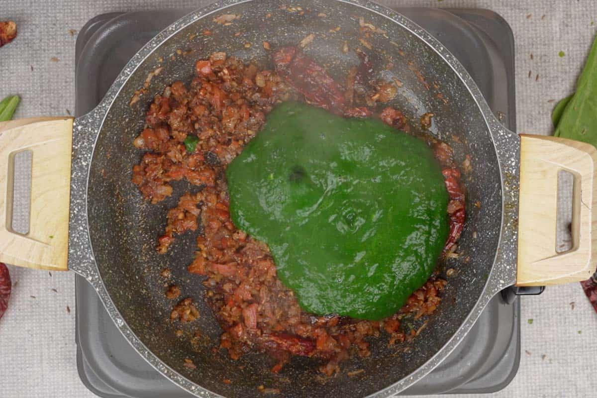 Curry di Spinaci e Mais 11 Purea di spinaci aggiunta alla padella.