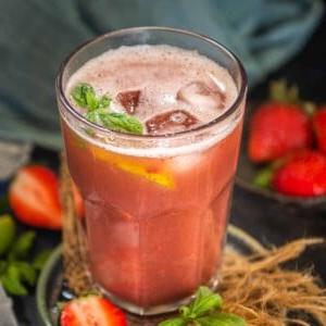 Limonata alla Fragola e Basilico 11 Prepara questa limonata rinfrescante e facile alla fragola e basilico usando fragole fresche o surgelate. È una bevanda eccellente da servire per feste, barbecue, incontri, potluck e brunch (vegana, senza glutine).