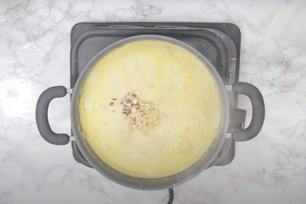 Halwa di Moong Dal 11 Frutta secca tritata (mandorle e anacardi) aggiunta nella padella con il Moong Dal Halwa.