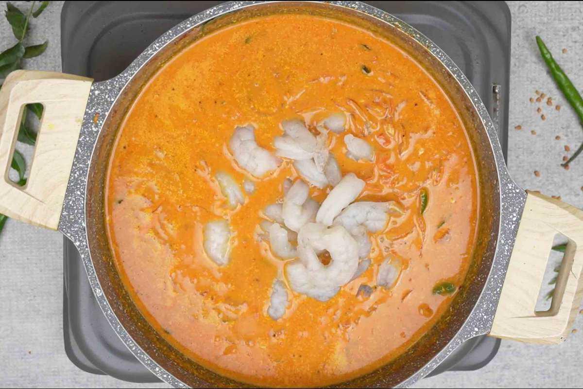 Gamberi aggiunti alla padella.