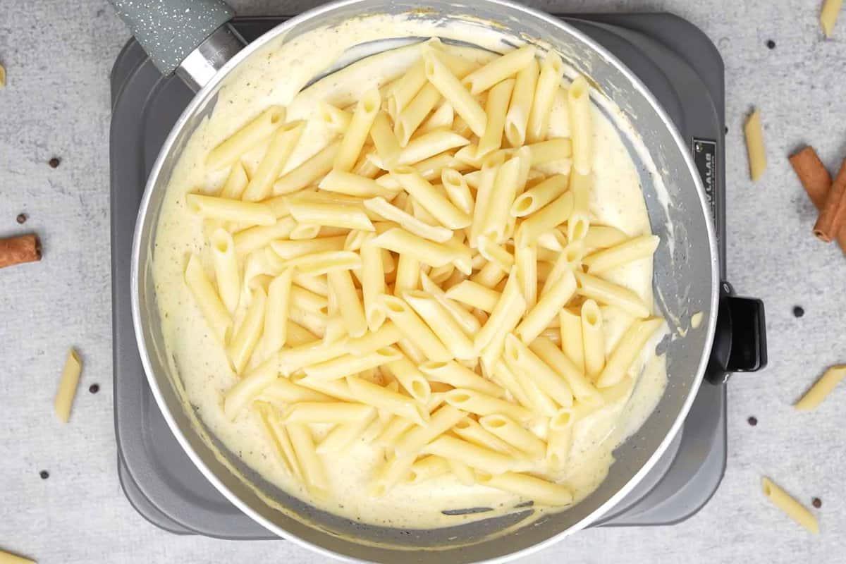 Outback Mac and Cheese 11 Pasta cotta aggiunta alla padella.