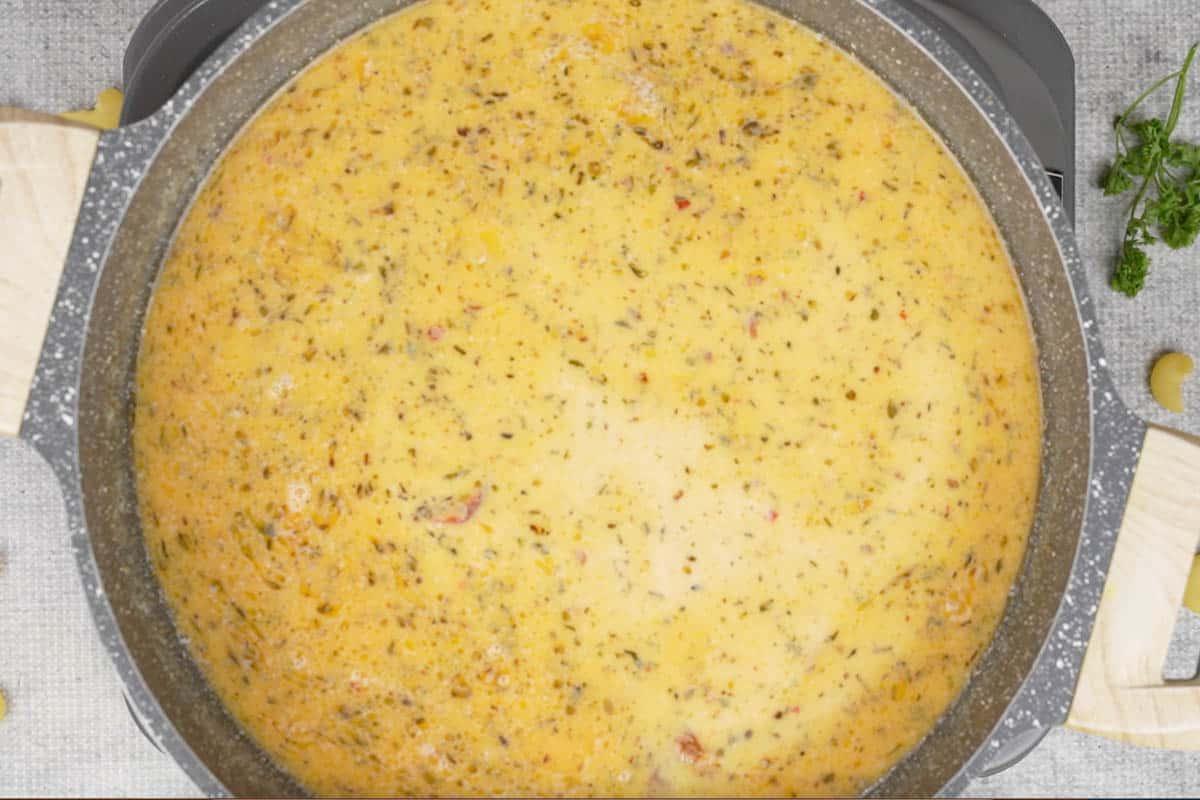 **Maccheroni al Formaggio al Pollo Toscano** 11 Brodo di pollo e latte mescolati nella padella.