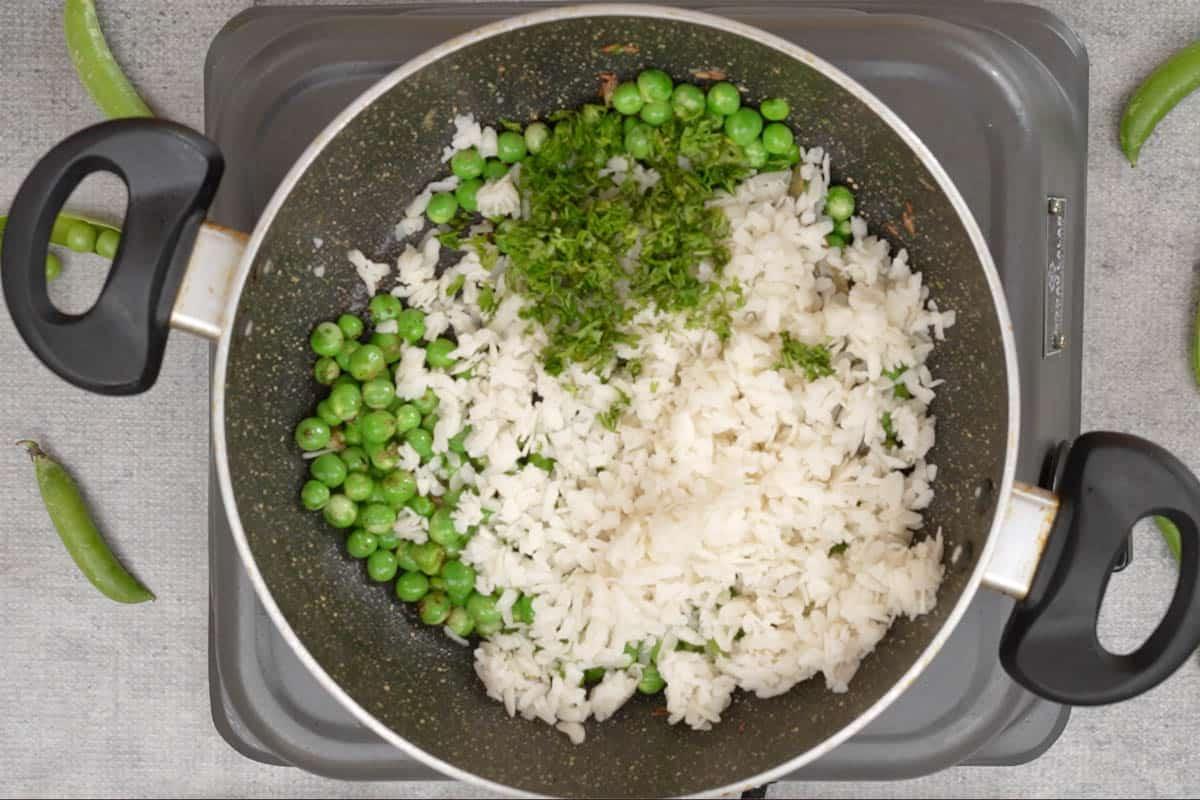 Fiocchi di riso e piselli 11 Poha ammollato e coriandolo aggiunti in padella.