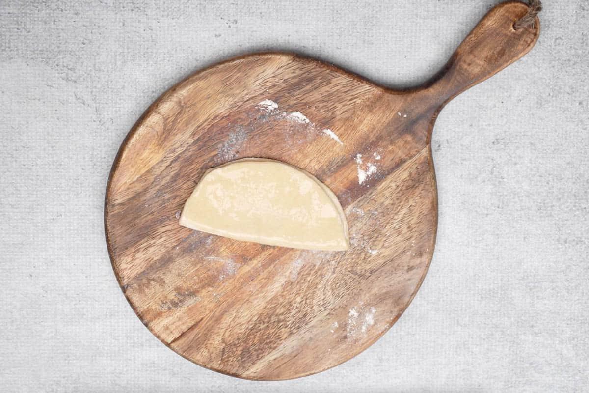 Semicerchio preparato e spennellato con olio.