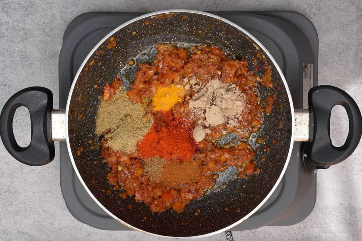 Punjabi Rajma Masala 12 Spezie secche in polvere aggiunte alla padella.