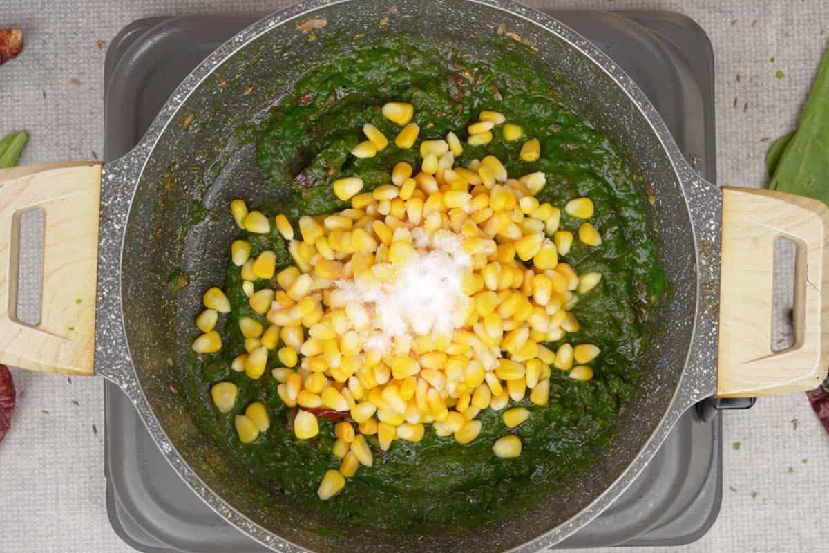 Curry di Spinaci e Mais 12 Mais, sale e acqua aggiunti alla padella.