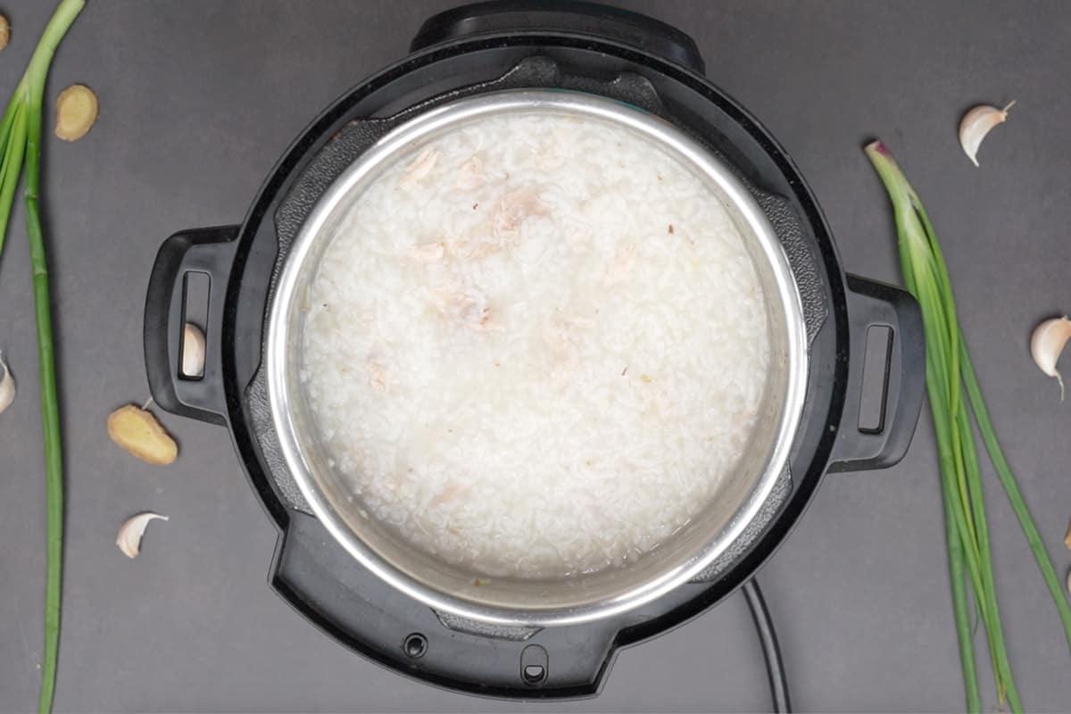 Congee di pollo Instant Pot pronto.