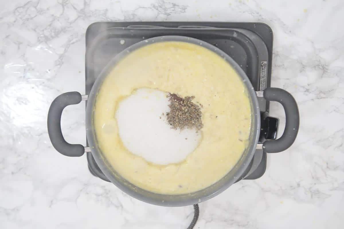 Halwa di Moong Dal 12 Zucchero, polvere di cardamomo e zafferano aggiunti nella padella con il Moong Dal Halwa.
