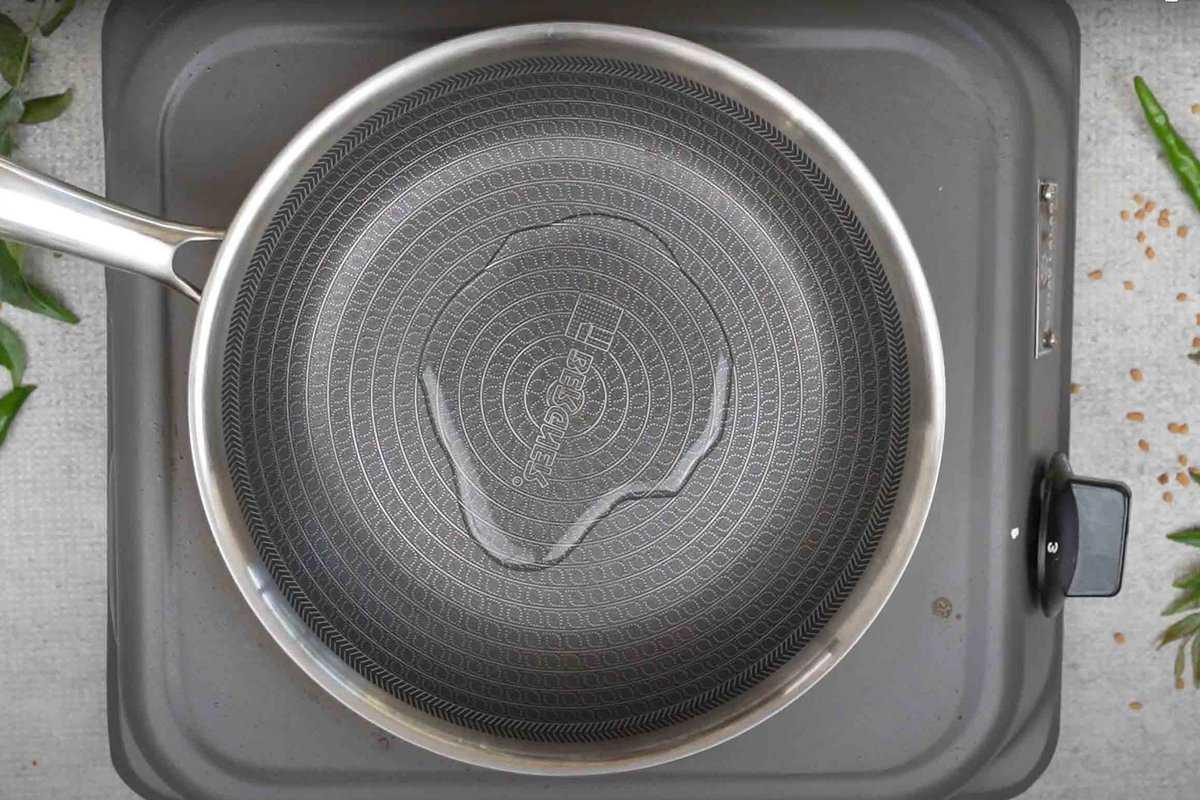 Olio di cocco che si scalda in una padella piccola.