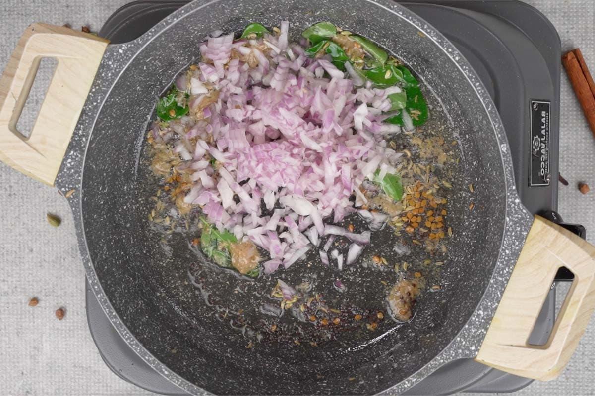 Curry di ceci 11 Cipolle tritate aggiunte alla padella.