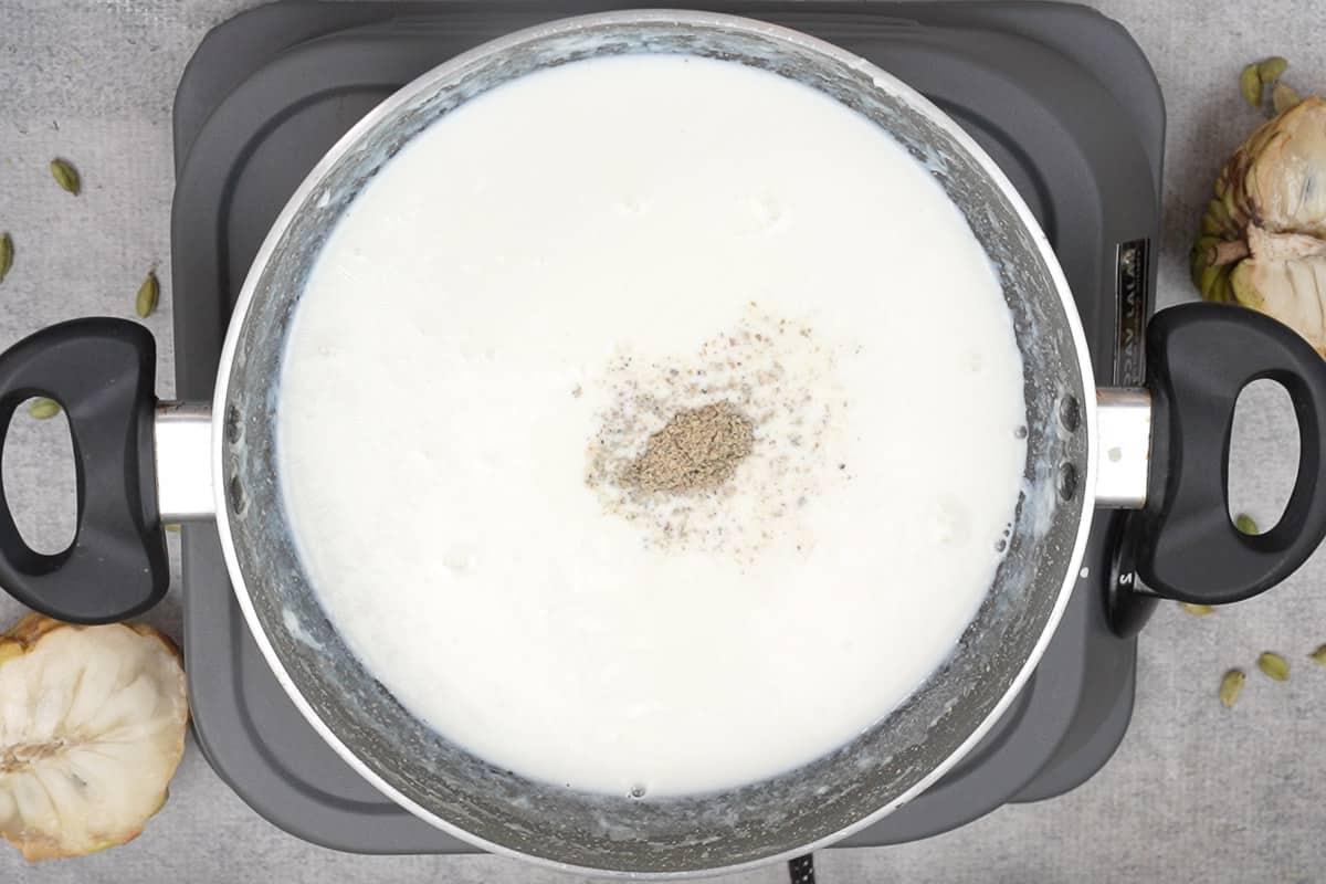 Basundi all'Annona 12 Zucchero e cardamomo in polvere aggiunti al latte ridotto.