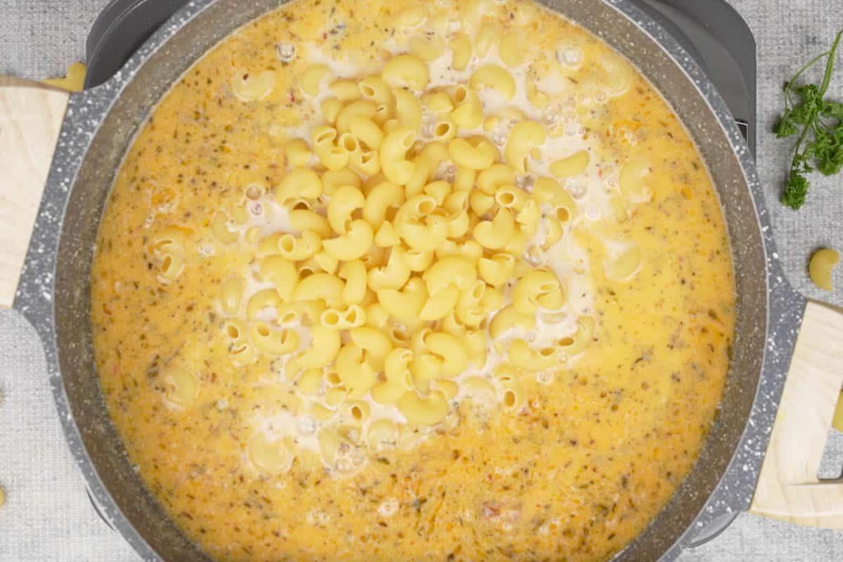 **Maccheroni al Formaggio al Pollo Toscano** 12 Maccheroni, sale e pepe aggiunti alla padella.