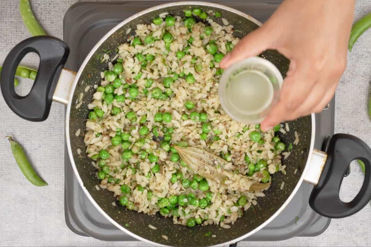 Fiocchi di riso e piselli 12 Aggiungere succo di lime in padella.