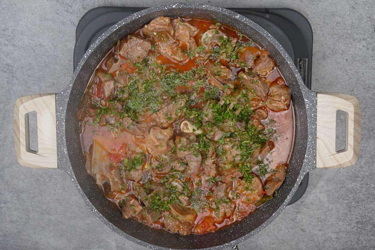 Kadhai di Carne Peshawari 12 Peshawari Kadhai Gosht pronto, guarnito con coriandolo tritato.