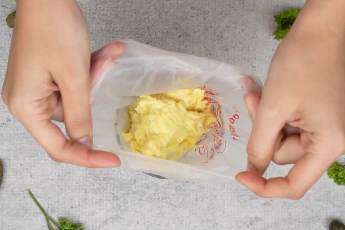 Composto di tuorli riempito nella sac à poche.