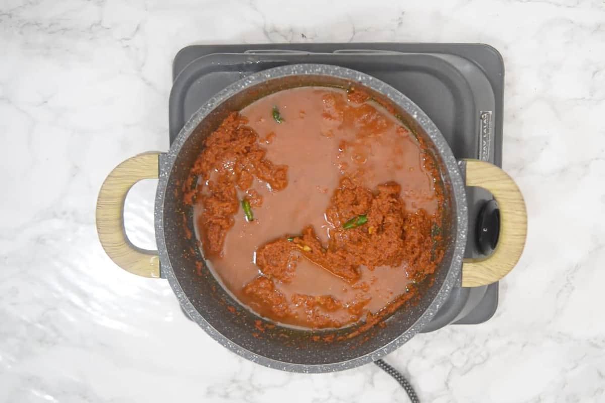 Paneer Jalfrezi 12 Acqua aggiunta nella padella per regolare la consistenza del masala.