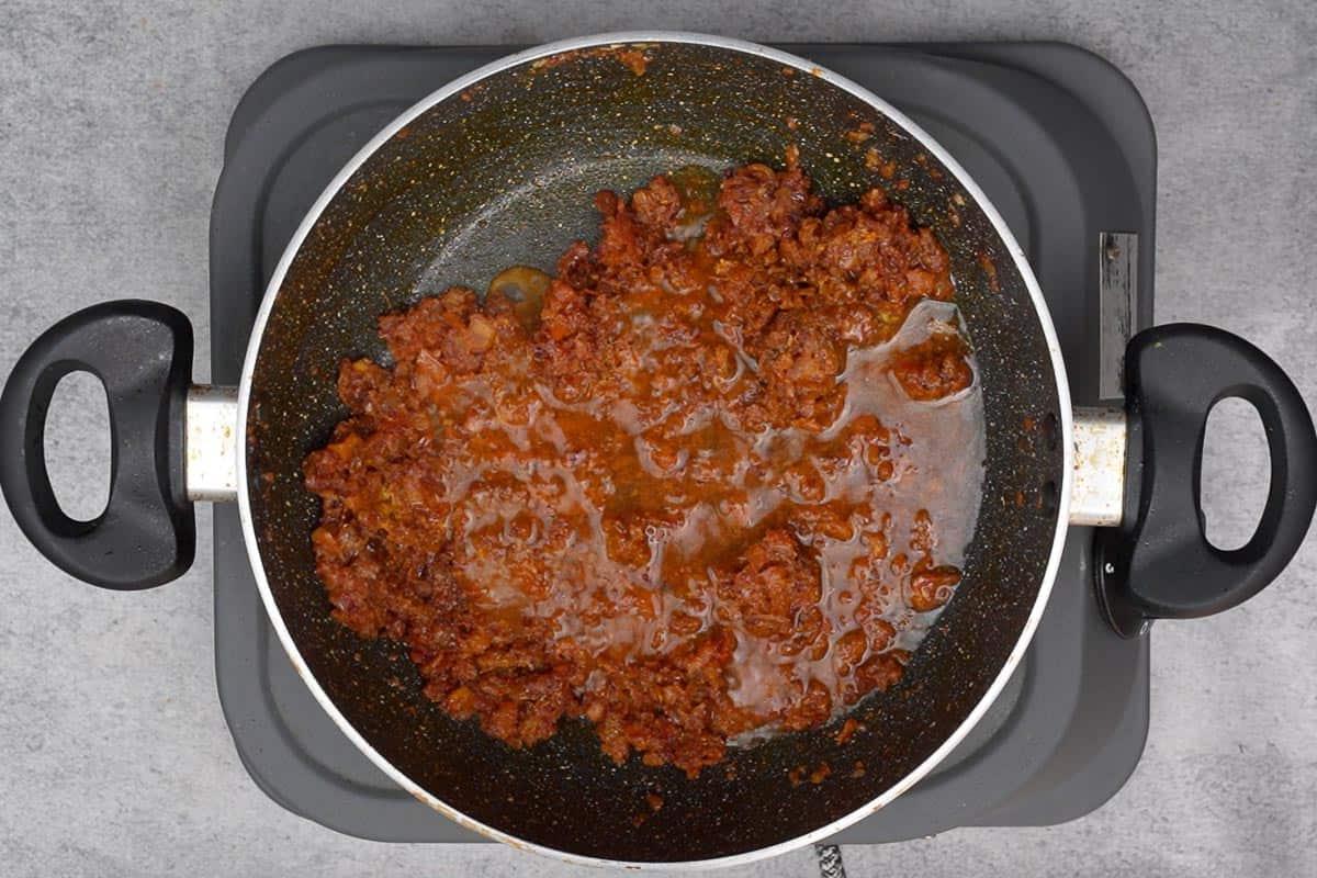 Punjabi Rajma Masala 13 Acqua aggiunta alla padella.