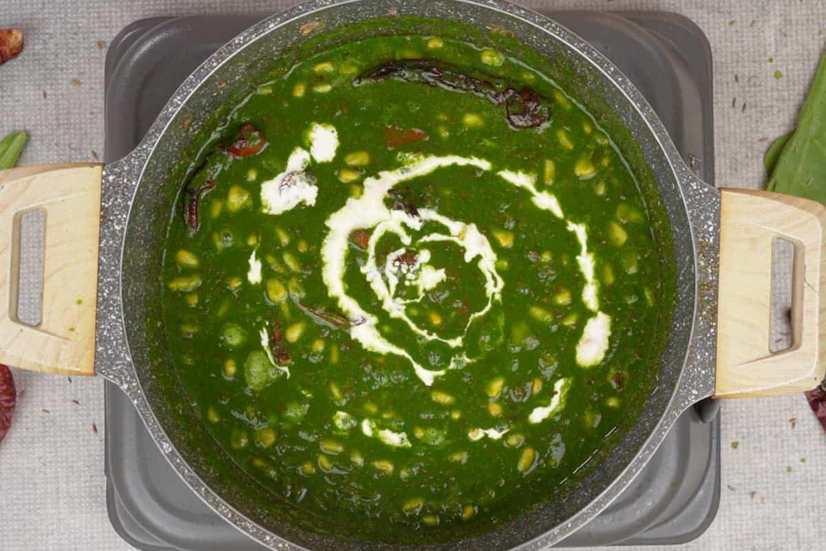 Curry di Spinaci e Mais 13 Panna da cucina aggiunta alla padella.