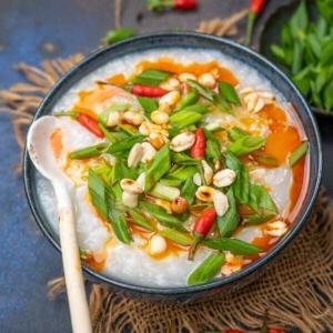 Prepara questo caldo e confortante Congee di Pollo con Instant Pot usando solo 5 ingredienti e 5 minuti di tempo attivo. Niente mescolate e niente sporco per questo porridge di riso asiatico saporito (zuppa di riso).