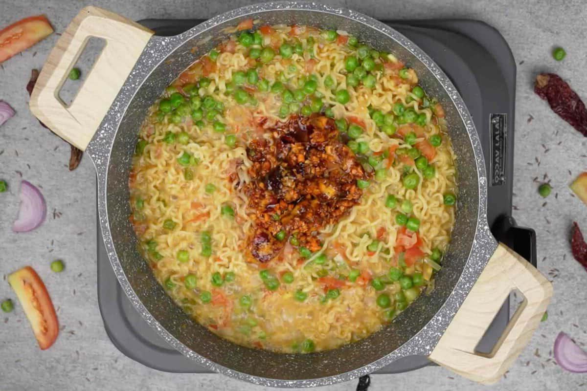 Maggi Tadka Formaggiosa 13 Tadka fumante versato sopra i noodles Maggi cotti, creando un'esplosione di aromi.