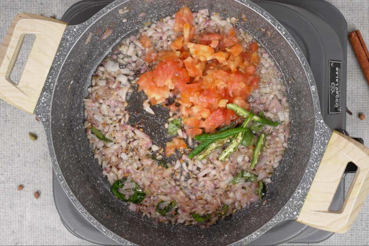 Curry di ceci 12 Pomodori tritati e peperoncini verdi aggiunti alla padella.