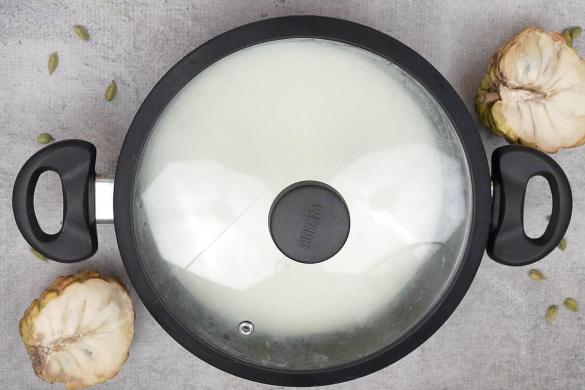 Basundi all'Annona 13 Pentola tolta dal fuoco e coperta con un coperchio.