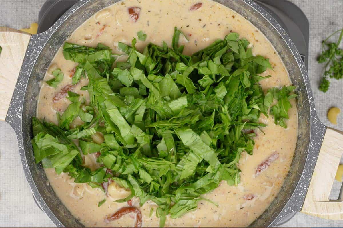 **Maccheroni al Formaggio al Pollo Toscano** 13 Spinaci tritati aggiunti alla padella.