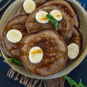 Pancakes di Ragi e Banana 13 Il Pancake di Ragi e Banana (Pancake di Miglio Selvatico e Banana) è un'opzione di colazione sana preparata con ingredienti semplici. Servitelo con un filo di miele o sciroppo d'acero e i vostri topping preferiti.