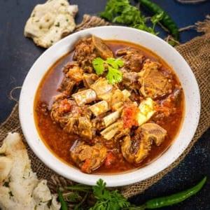 Kadhai di Carne Peshawari 13 Peshawari Kadhai Gosht è un saporito curry di agnello o capra, preparato nella regione di Peshawar, ora parte del Pakistan. Questo curry di carne è realizzato con pochissimi ingredienti in un kadai (padella dal fondo spesso). Ecco come prepararlo.