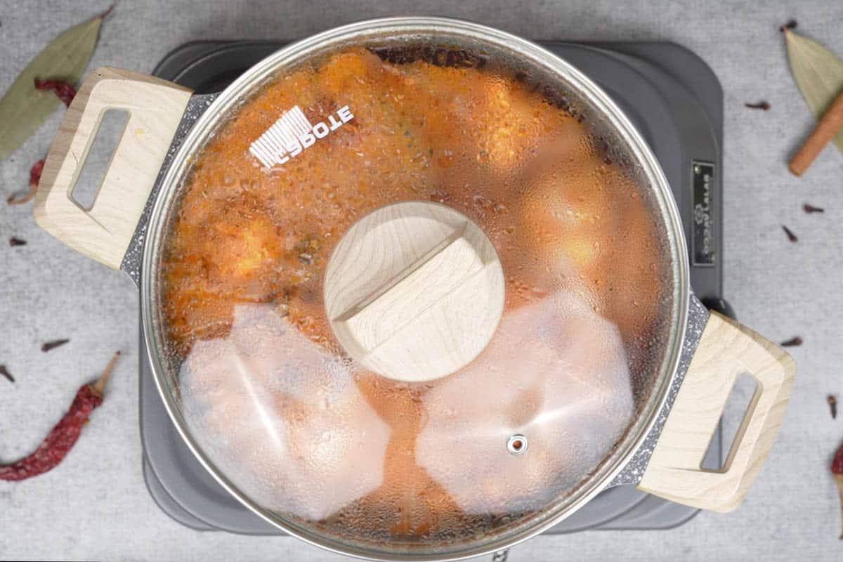 Pollo Angara 13 Pan covered with a lid.